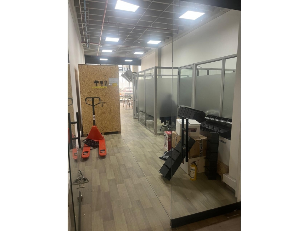 EXCELENTE OFICINA EN ARRIENDO - AVENIDA EL DORADO — foto 5
