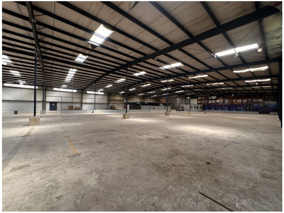 BODEGA DE 2.500 M² EN ENGATIVÁ — foto 4