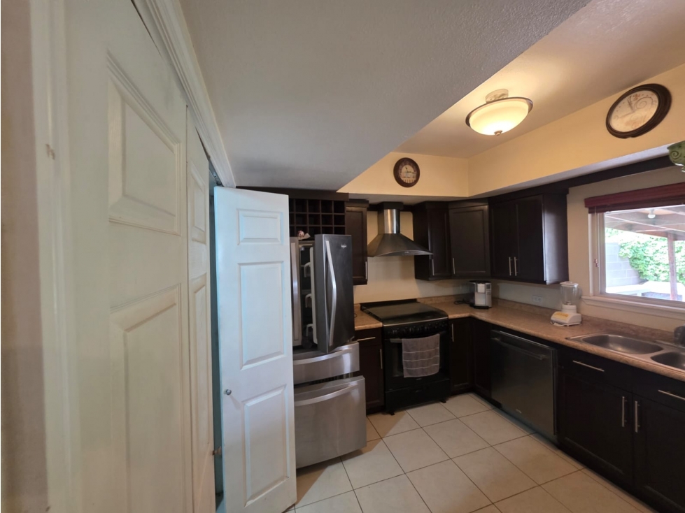 CASA EN VENTA EN SAN LORENZO Y CANTABRIA EQUIPADA Y FRENTE A PARQUE — foto 5