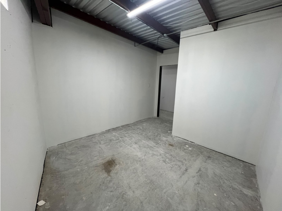 BODEGA EN RENTA DE 14 M2 ZONA AV. TOMAS FERNANDEZ CON SEGURIDAD — foto 2