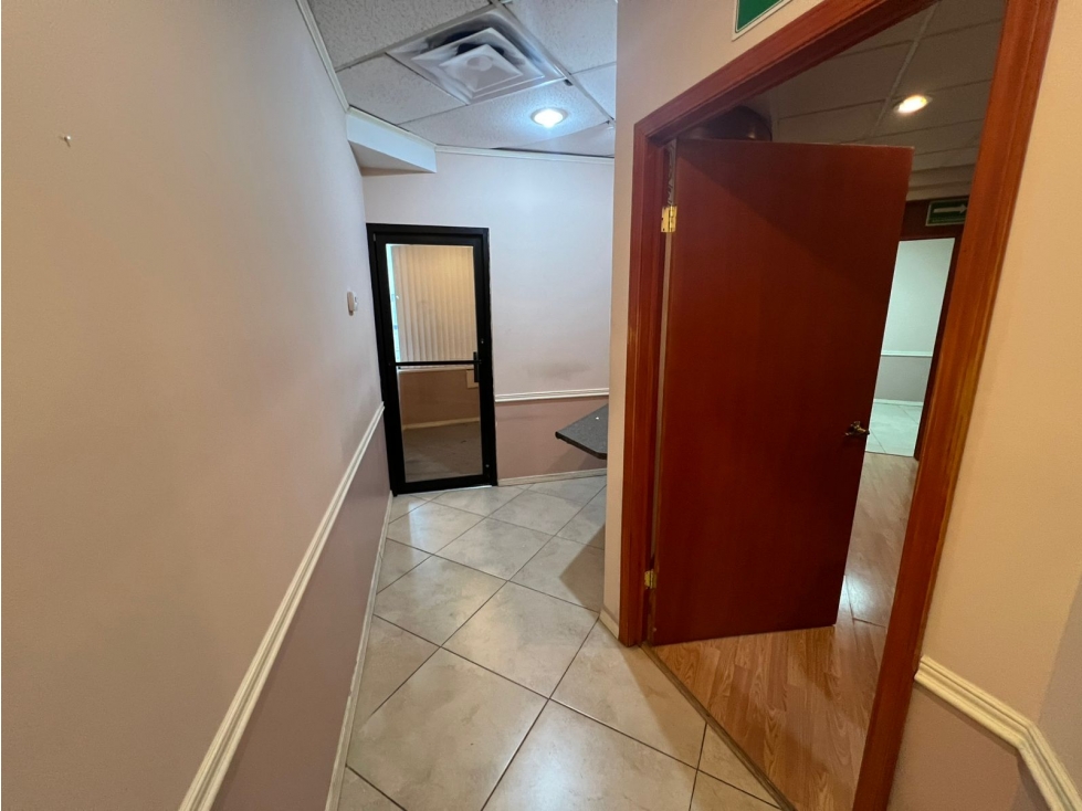 OFICINA EN RENTA DE 150 M2 ZONA AV DE LA RAZA EN PLAZA COMERCIAL — foto 2