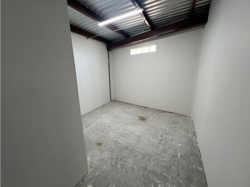 BODEGA EN RENTA DE 14 M2 ZONA AV. TOMAS FERNANDEZ CON SEGURIDAD — foto 3