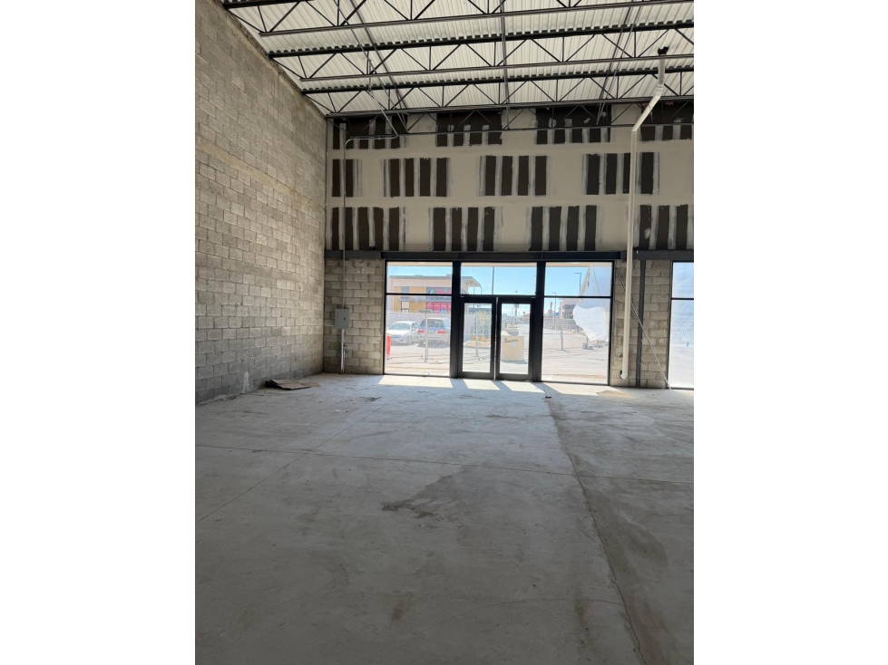 LOCAL EN RENTA DE 234 M2 EN LAS TORRES PARA SMALL SHOP — foto 2