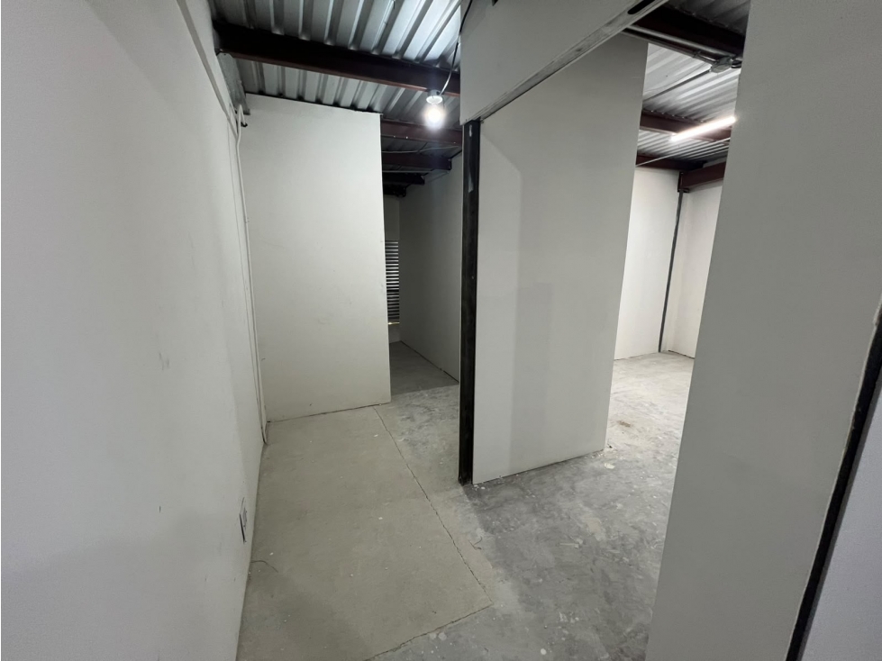 BODEGA EN RENTA DE 14 M2 ZONA AV. TOMAS FERNANDEZ CON SEGURIDAD — foto 4
