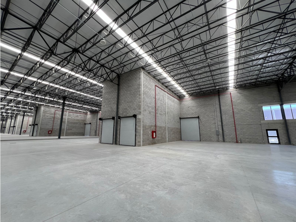 BODEGA EN RENTA DE 1500 M2 EN ZONA KM 20 CON ANDEN PROPIO — foto 3