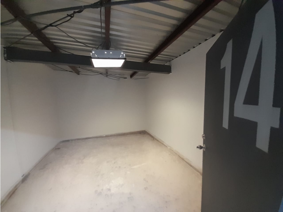 BODEGA EN RENTA DE 16 M2 ZONA AV. TOMAS FERNANDEZ, CON SEGURIDAD - 1