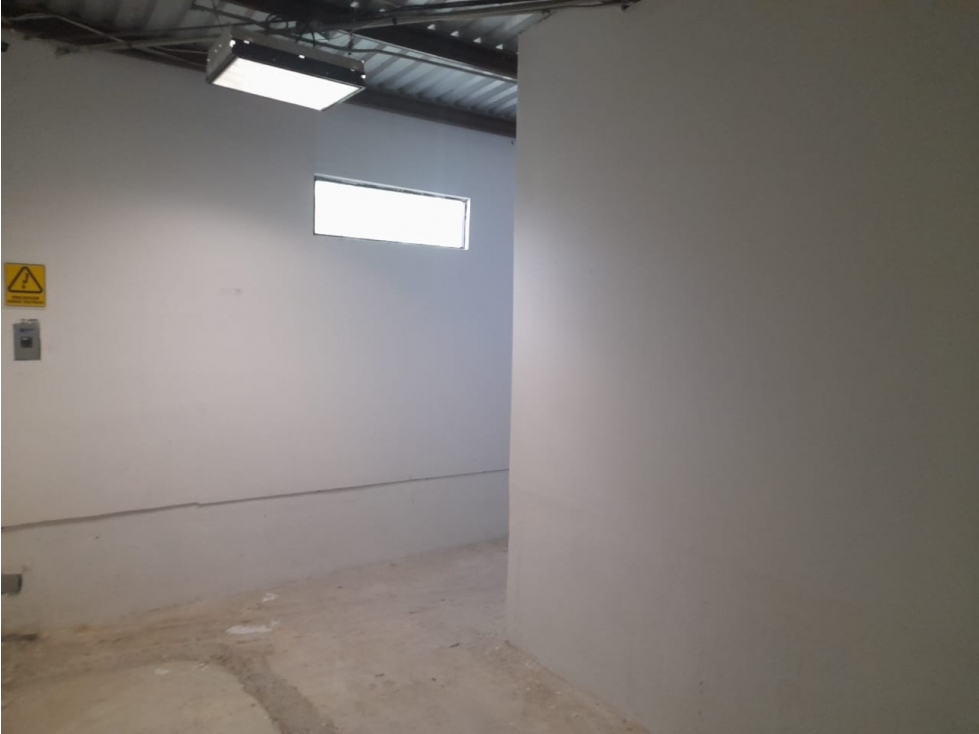 BODEGA EN RENTA DE 18 M2 ZONA AV. TOMAS FERNANDEZ, CON SEGURIDAD - 2