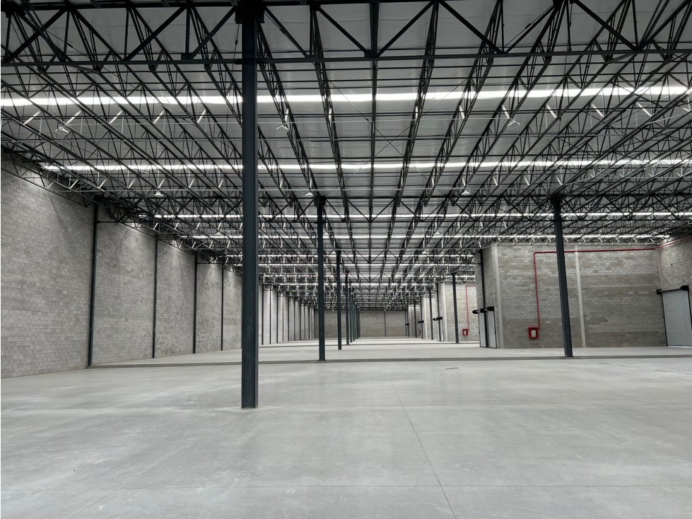BODEGA EN RENTA DE 1500 M2 EN ZONA KM 20 CON ANDEN PROPIO — foto 2