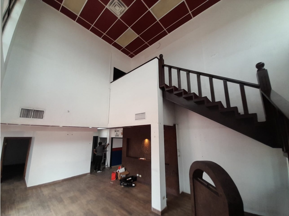 EDIFICIO EN RENTA DE 588 M2 EN AVE TOMAS FERNANDEZ CON SALONES - 4
