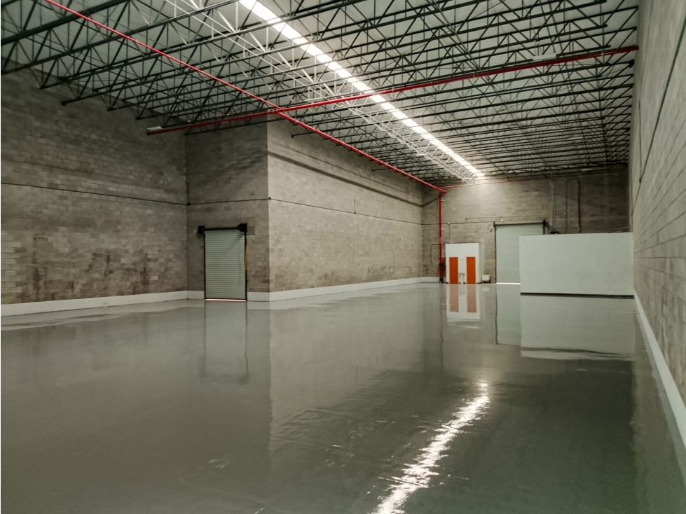 BODEGA EN RENTA DE 834 M2 EN CUATRO SIGLOS CON OFICINA Y ANDEN PROPIO — foto 2
