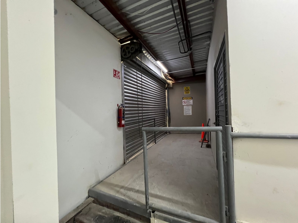 BODEGA EN RENTA DE 16 M2 ZONA AV. TOMAS FERNANDEZ, CON SEGURIDAD - 4