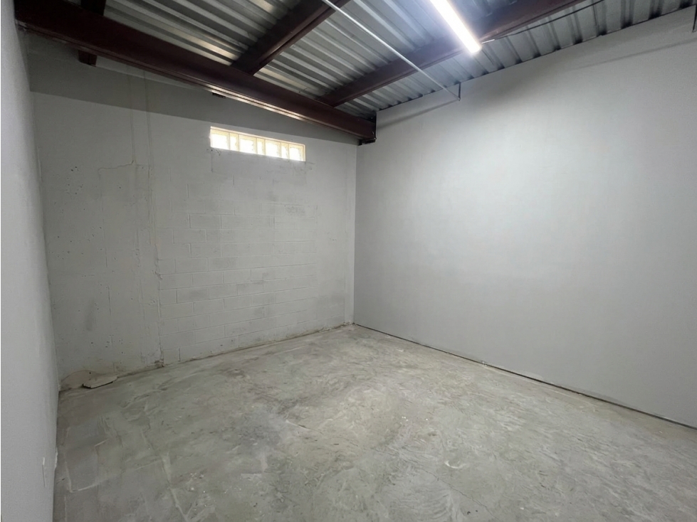 BODEGA EN RENTA DE 13.80 M2 ZONA AV. TOMAS FERNANDEZ CON SEGURIDAD — foto 2