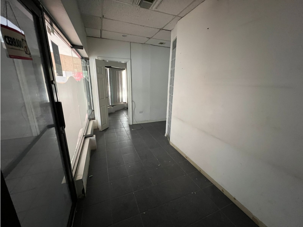 LOCAL EN RENTA DE 85 M2 EN AV DE LA RAZA EN PLANTA BAJA DE LA PLAZA — foto 3