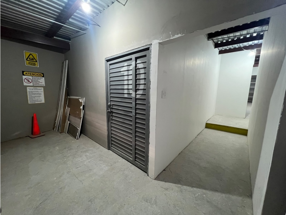 BODEGA EN RENTA DE 13.80 M2 ZONA AV. TOMAS FERNANDEZ CON SEGURIDAD — foto 3