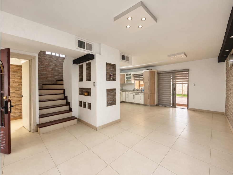 CASA EN VENTA EN GOMEZ MORIN Y WATERFILL CON PATIO TECHADO — foto 2