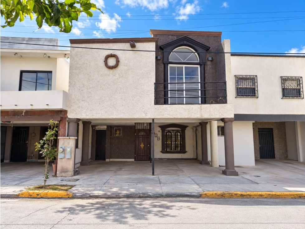 CASA EN VENTA EN GOMEZ MORIN Y WATERFILL CON PATIO TECHADO