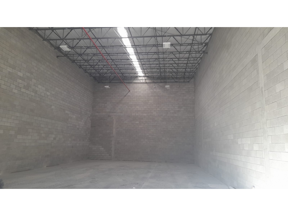 BODEGA EN RENTA DE 700 M2 EN SANTIAGO TRONCOSO CON ANDEN COMPARTIDO — foto 5