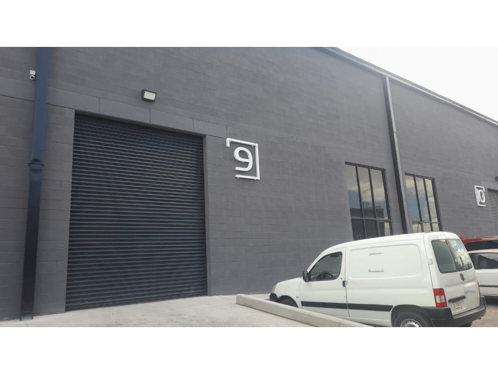 BODEGA EN RENTA DE 350 M2 EN SANTIAGO TRONCOSO CON ANDEN COMPARTIDO