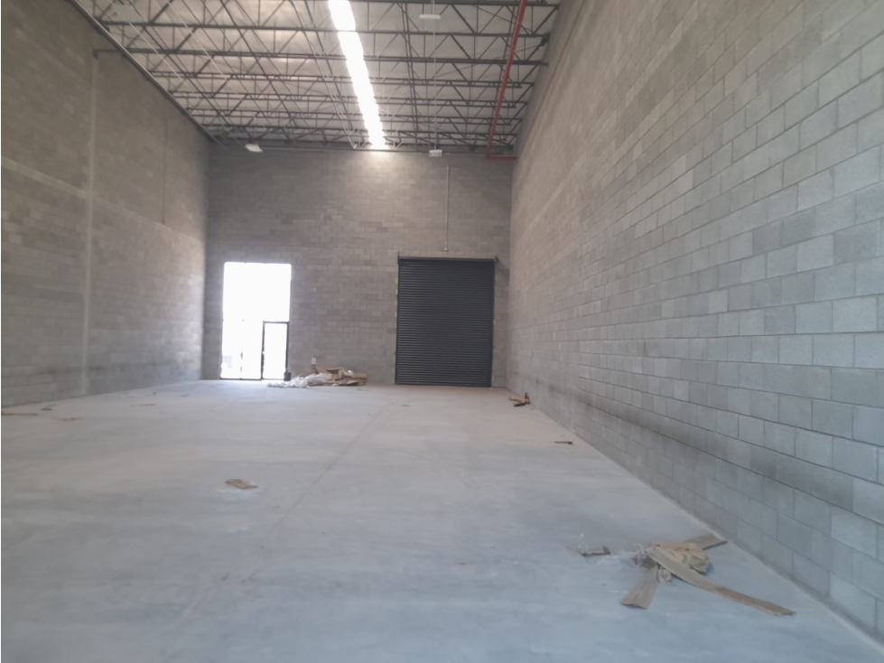 BODEGA EN RENTA DE 700 M2 EN SANTIAGO TRONCOSO CON ANDEN COMPARTIDO — foto 4