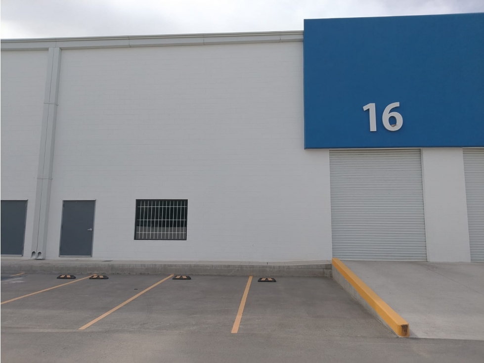 BODEGA EN RENTA DE 810 M2 EN PUERTO DE PALOS CON ANDEN COMPARTIDO — foto 3