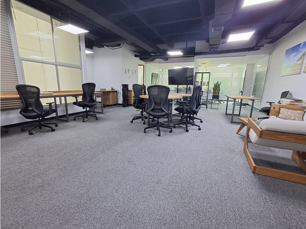 Oficina en milla de oro en arriendo