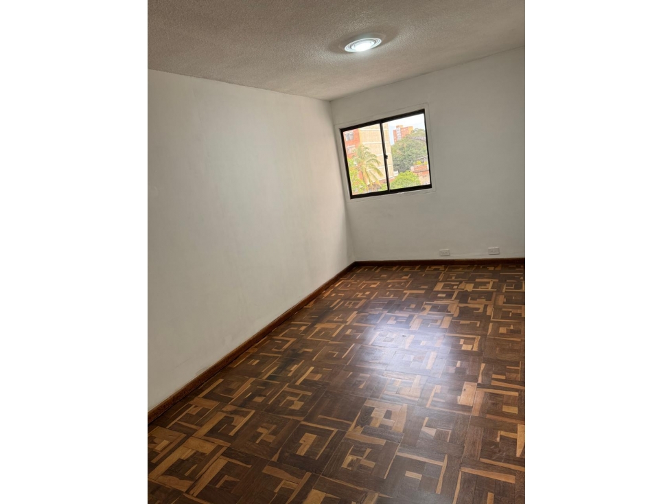Se arrienda apartamento en el sector de la 70 4to piso — foto 2