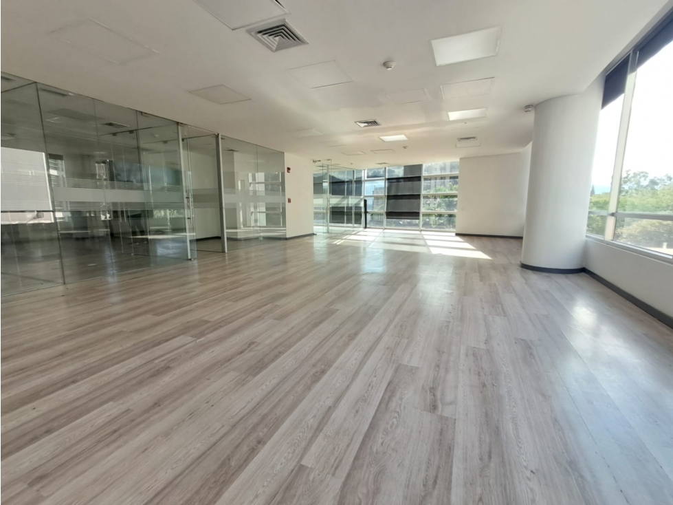 Oficina en arriendo en milla de oro poblado