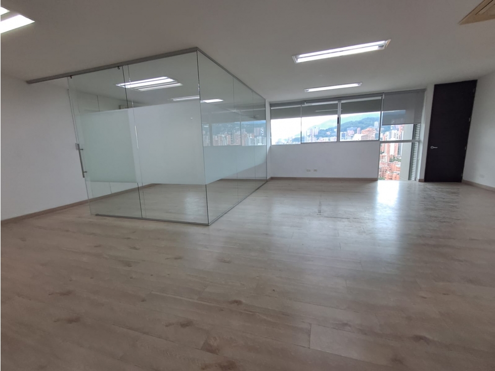 Oficina en arriendo en milla de oro poblado