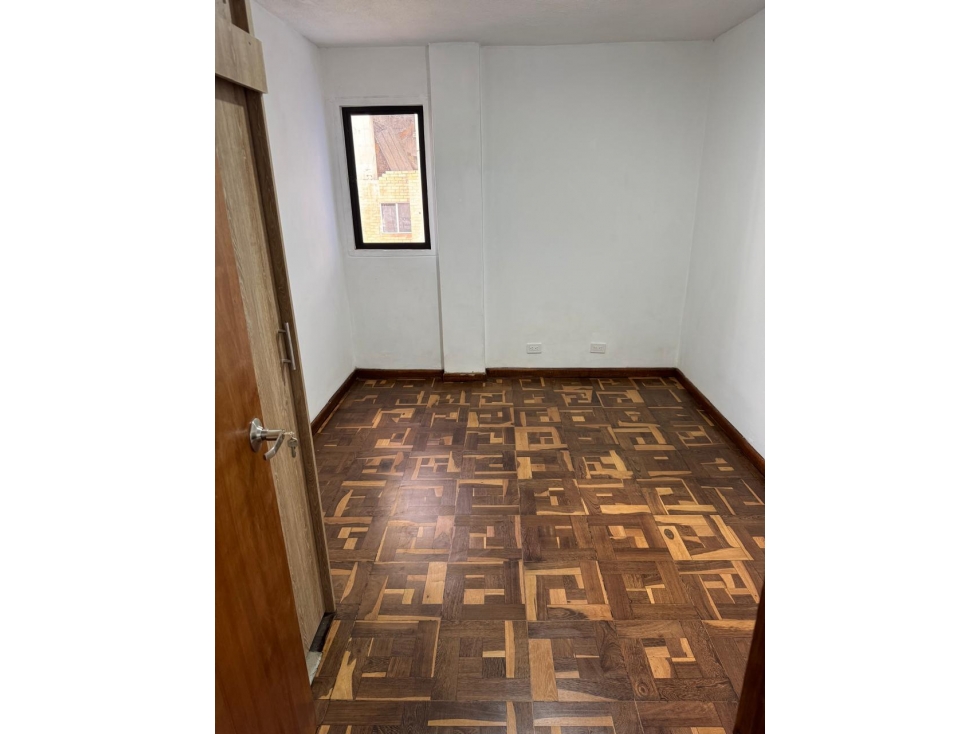 Se arrienda apartamento en el sector de la 70 4to piso — foto 4