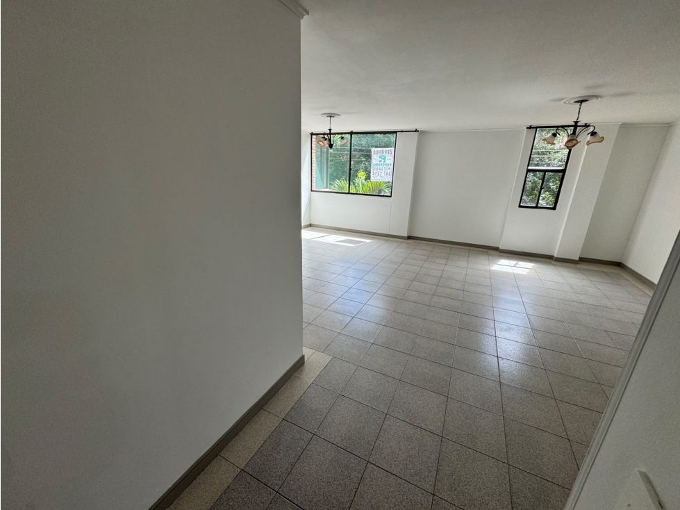 Apartamento en Arriendo tercer piso Sector Laureles — foto 3