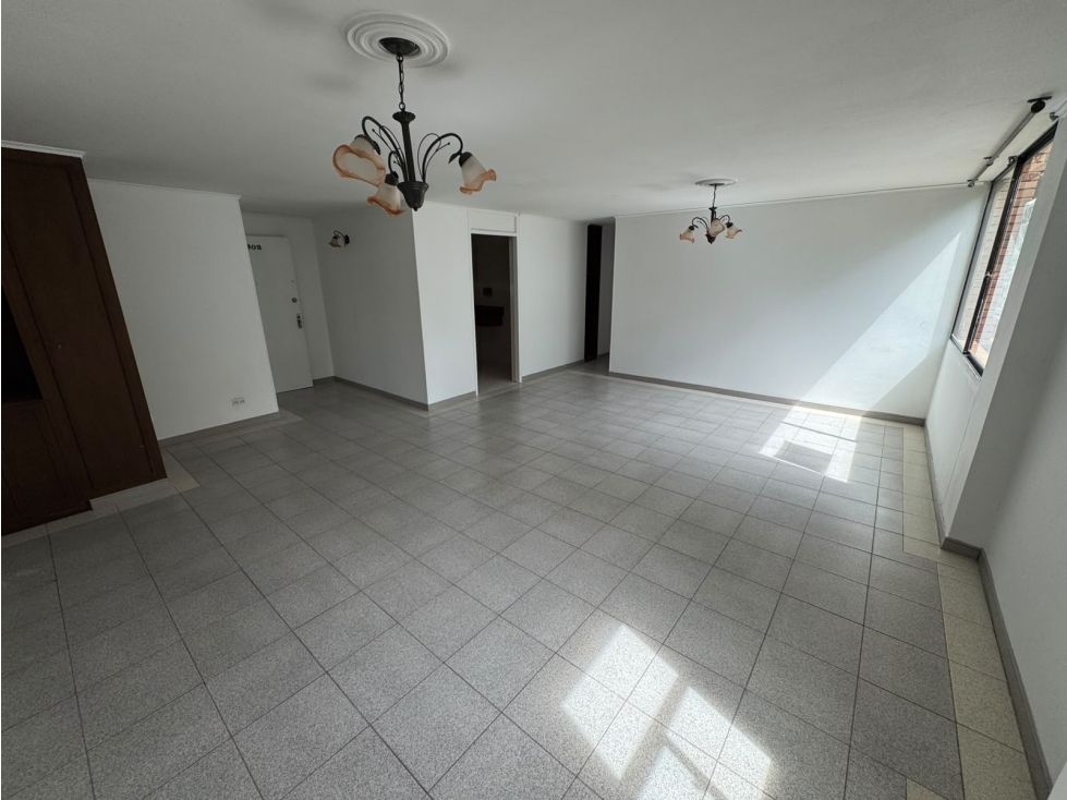 Apartamento en Arriendo tercer piso Sector Laureles — foto 5