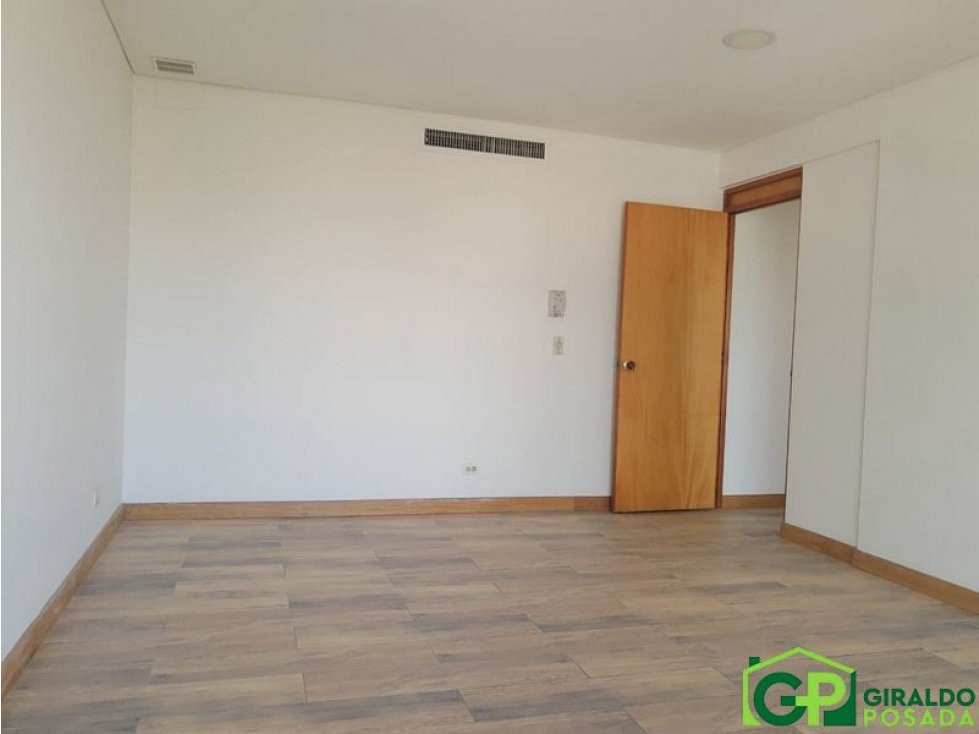 VENDO OFICINA EN EL POBLADO- PATIO BONITO — foto 3