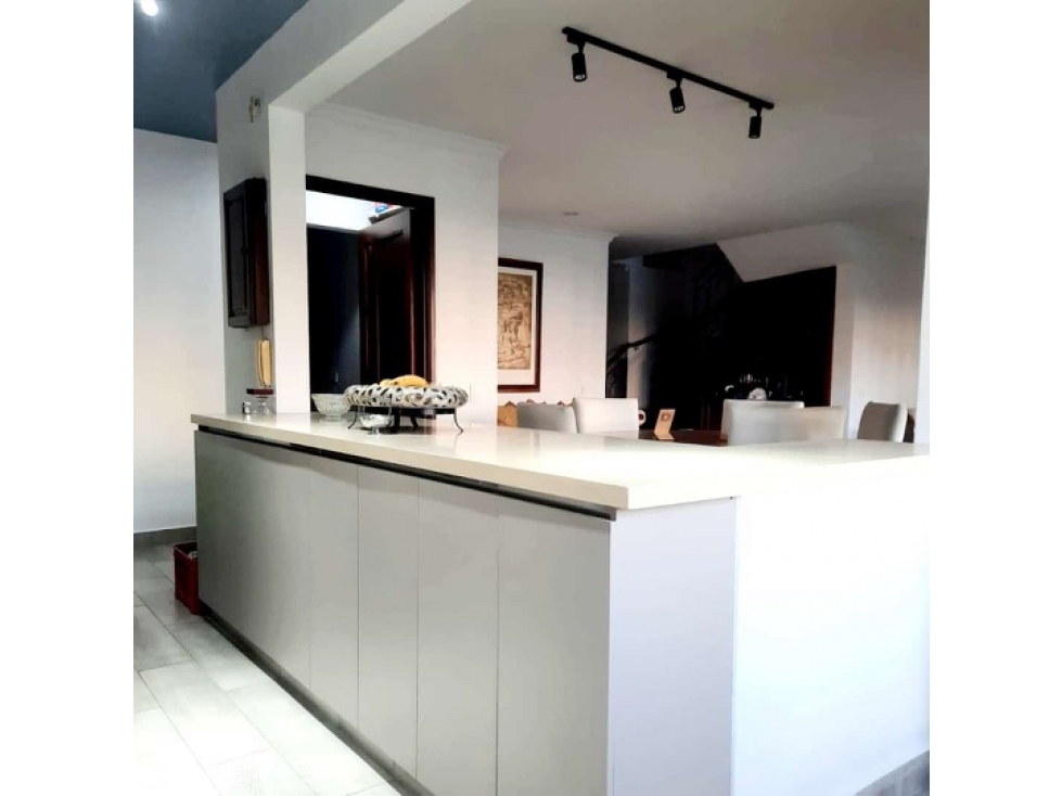 Vendo Apartamento remodelado con 3 garajes paralelos en Santa Rita — foto 3