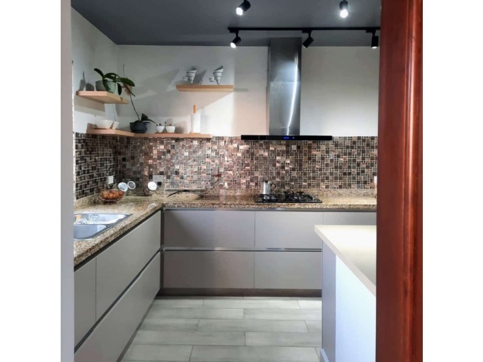 Vendo Apartamento remodelado con 3 garajes paralelos en Santa Rita