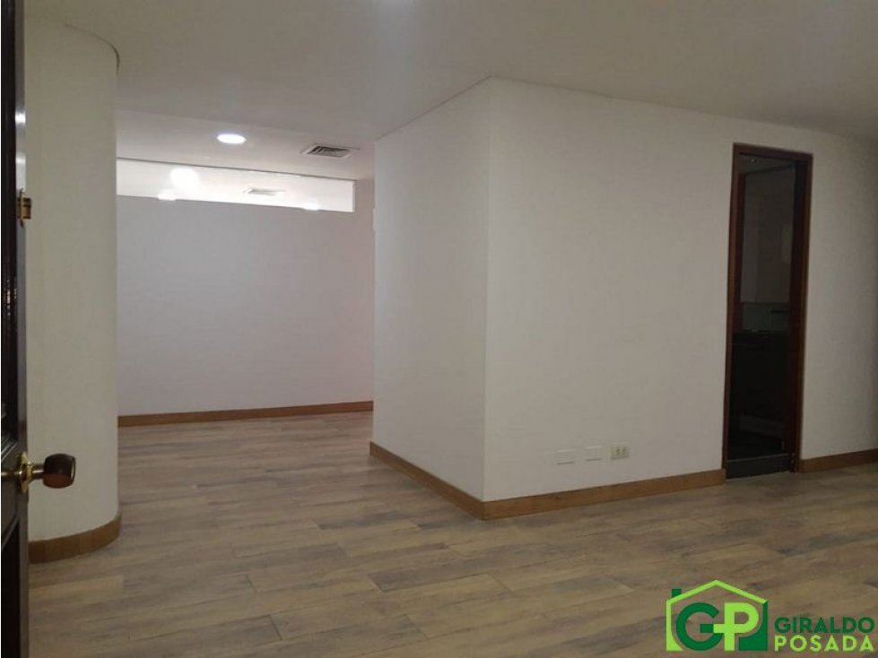 VENDO OFICINA EN EL POBLADO- PATIO BONITO — foto 2