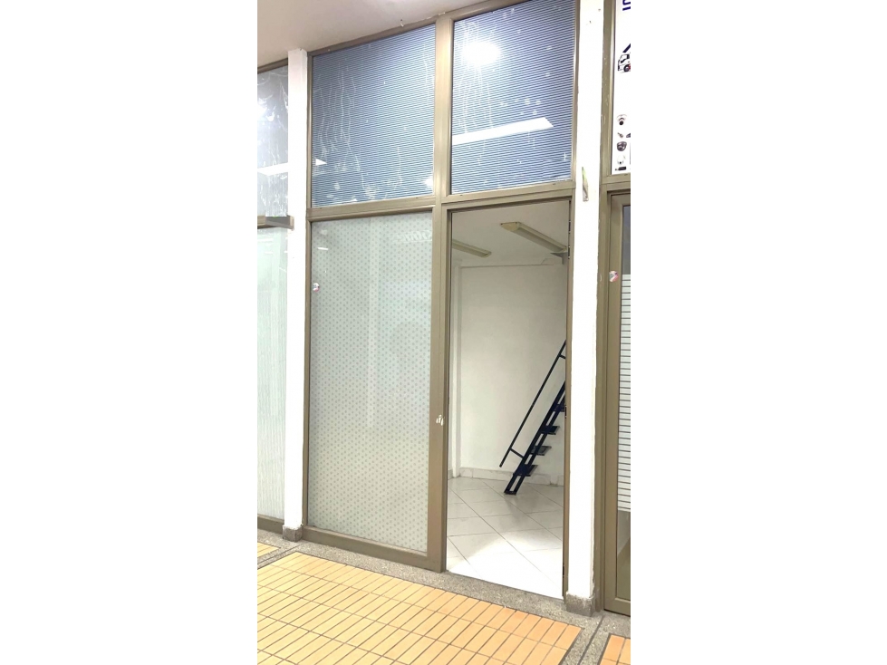 VENDO LOCAL EN LAURELES