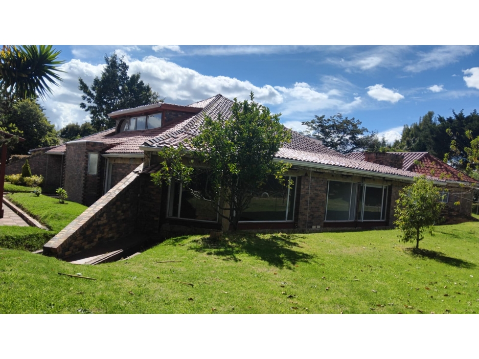SE ARRIENDA HERMOSA Y EXCLUSIVA CASA EN SUBA - 2