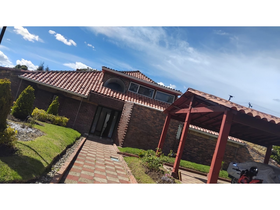 SE ARRIENDA HERMOSA Y EXCLUSIVA CASA EN SUBA