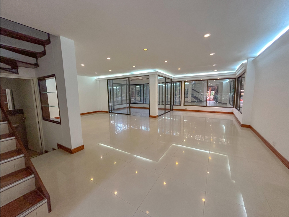 ¡Casa en la Milla de Oro con potencial para negocio o inversión!