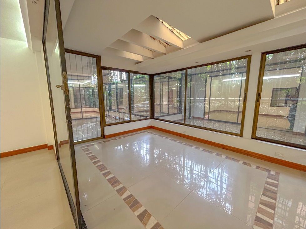 ¡Casa en la Milla de Oro con potencial para negocio o inversiÃ³n! — foto 3