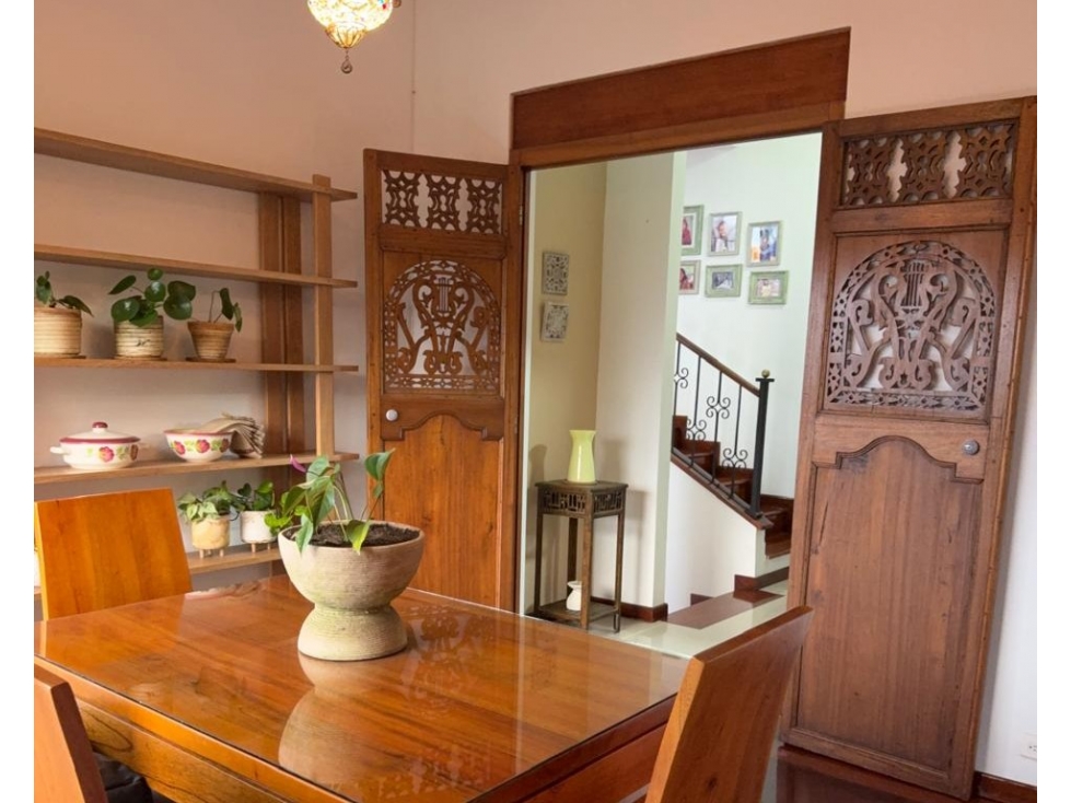 Hermosa casa tradicional, sector los Balsos, 220 m2, 3 niveles.