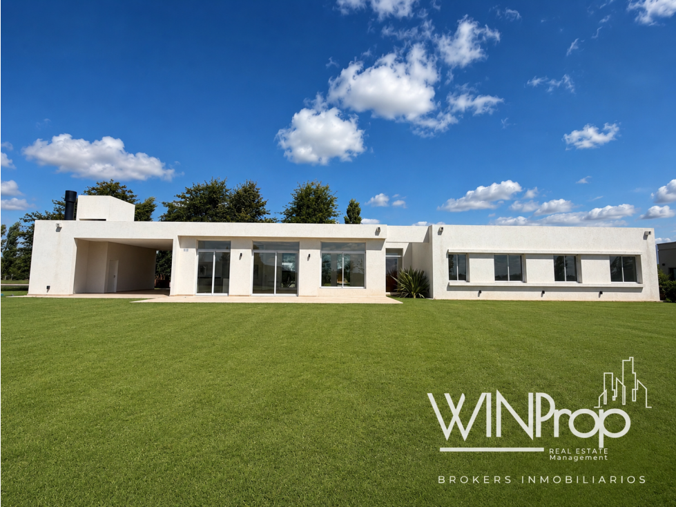 CASA EN VENTA - CLUB CAMPO SAN ROQUE LUJÁN A ESTRENAR