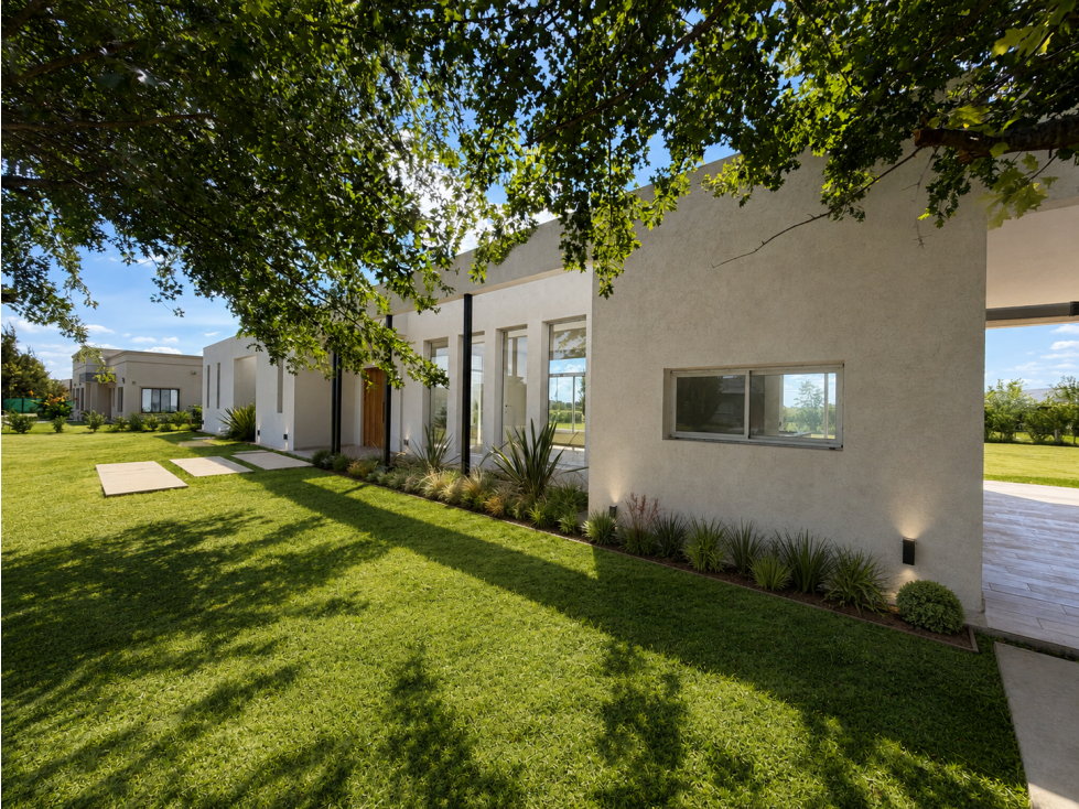 CASA EN VENTA - CLUB CAMPO SAN ROQUE LUJÁN A ESTRENAR