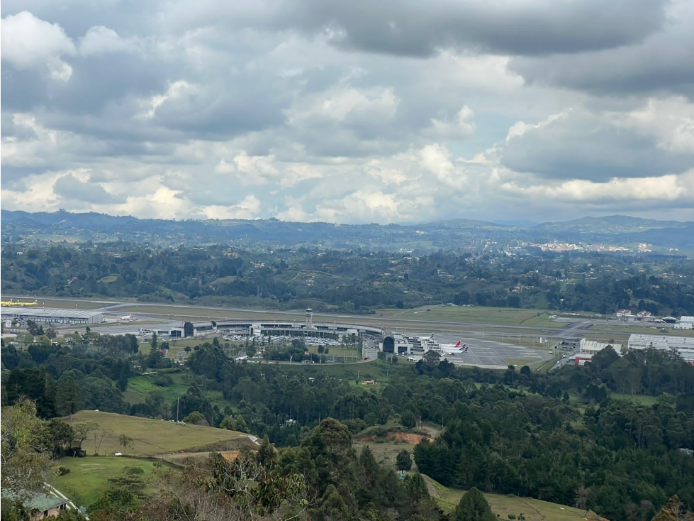 Lote para parcelar en llanogrande con vista al aeropuerto — foto 2