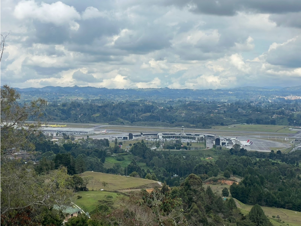 Lote para parcelar en llanogrande con vista al aeropuerto — foto 5