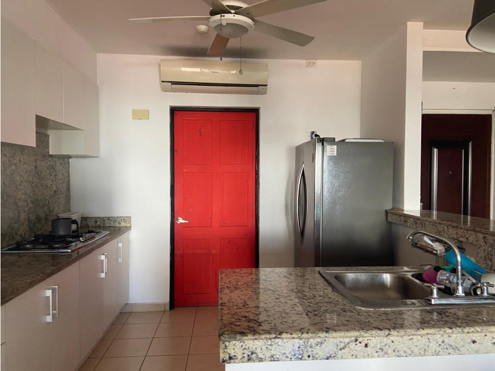 Se alquila apartamento en Parque Lefevre