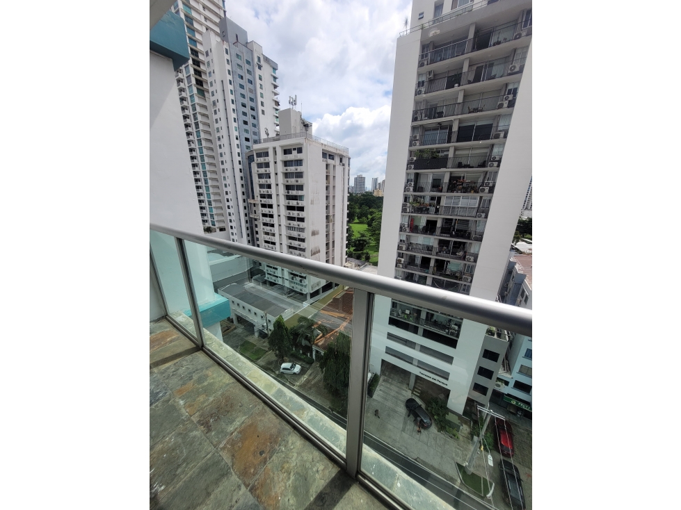 Se alquila apartamento en Parque Lefevre