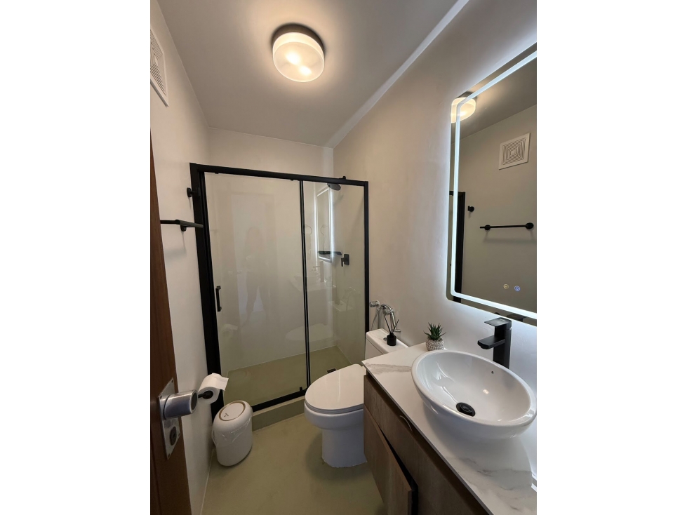 Se alquila apartamento en Costa del Este semi amoblado