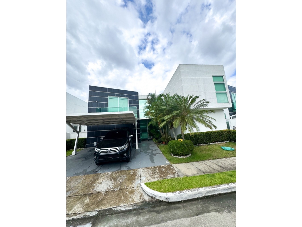 SE VENDE CASA EN COSTA ESMERALDA-COSTA SUR