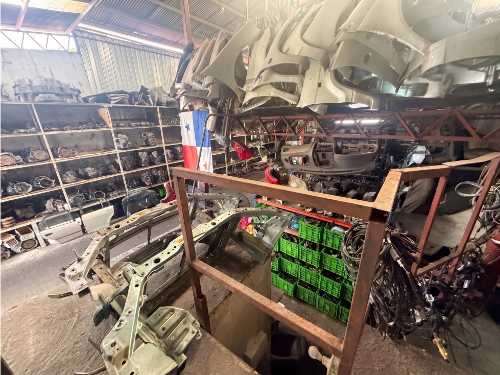 Galera Comercial en Venta y Alquiler en Parque Lefevre - 4